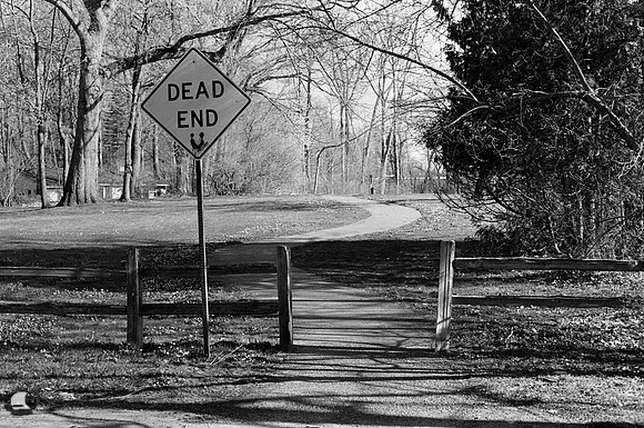Dead End, Yates Park, Orchard Park, NY. Photographed with a 35mm Pentax Spotmatic F on Ilford XP2 black and white film.